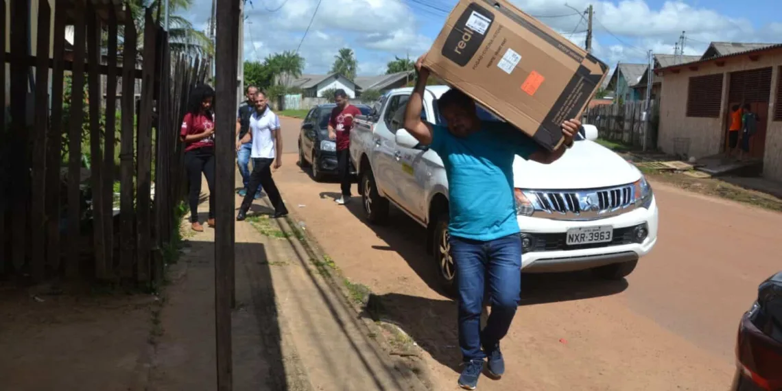 Famílias atingidas pelas enchentes recebem doação de fogões