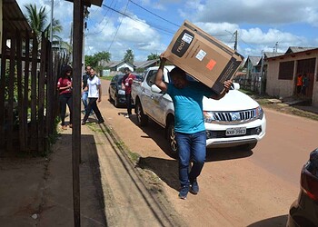 Famílias atingidas pelas enchentes recebem doação de fogões