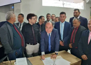 Projeto que destina R$ 7 milhões para compra de móveis e utensílios para vítimas da enchente é entregue na Câmara