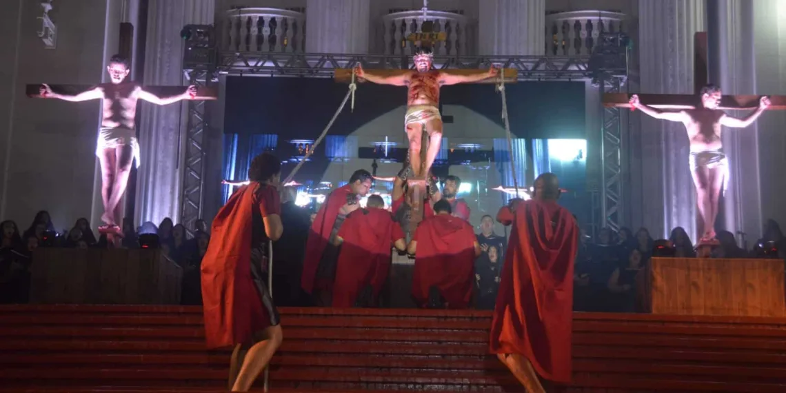 Encenação da paixão e morte de Cristo emociona fiéis na Capital acreana