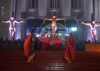 Encenação da paixão e morte de Cristo emociona fiéis na Capital acreana