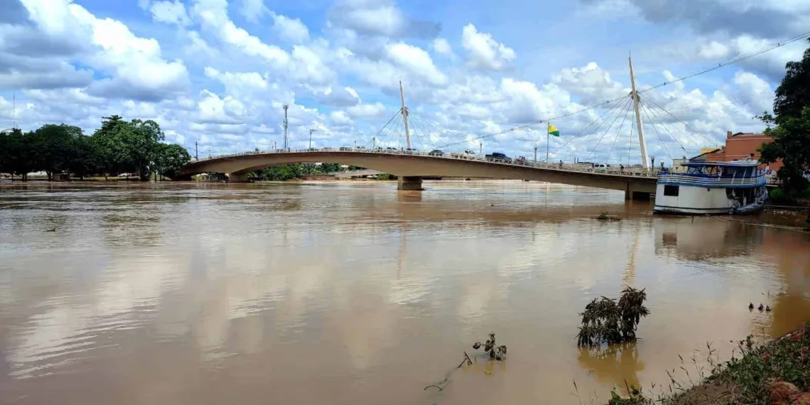 Saúde alerta sobre transmissão de doenças com vazante do Rio Acre na Capital