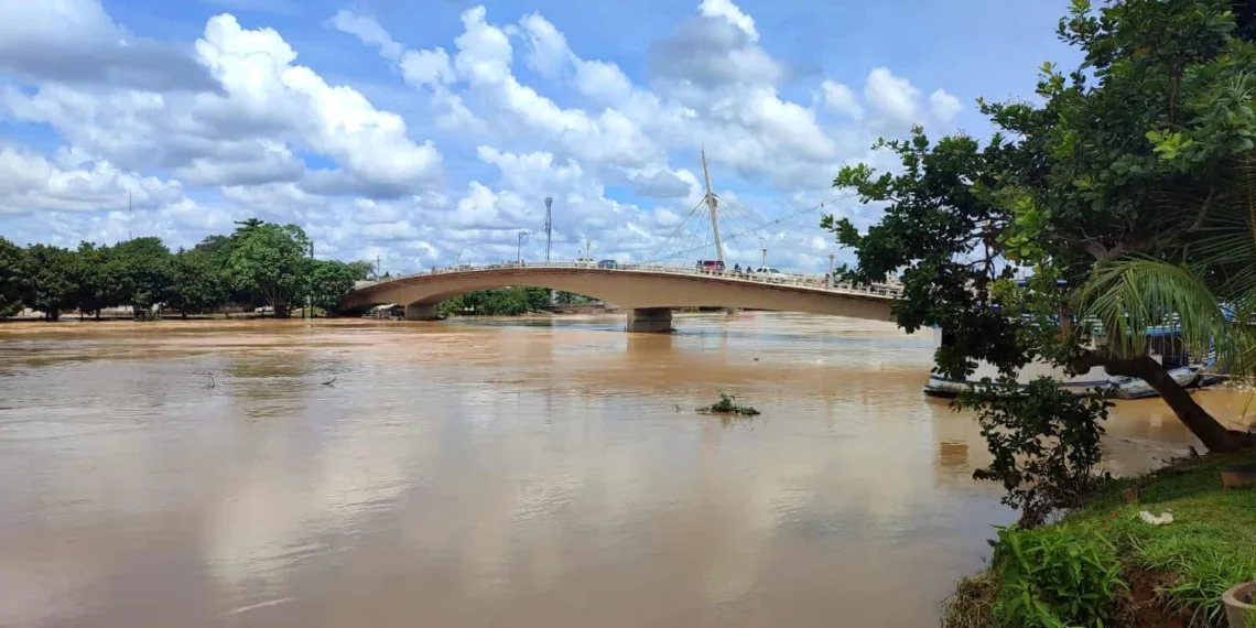 Após 19 dias, Rio Acre sai da cota de transbordamento na Capital, mas volta a subir 10cm na medição das 9h