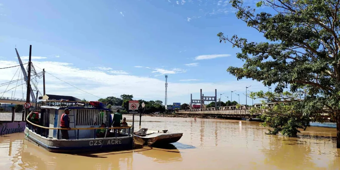 Rio Acre continua vazando e registra 13,57 metros segunda-feira