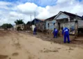 Moradores da Base se juntam ao mutirão de limpeza da Prefeitura: 'mão na massa'