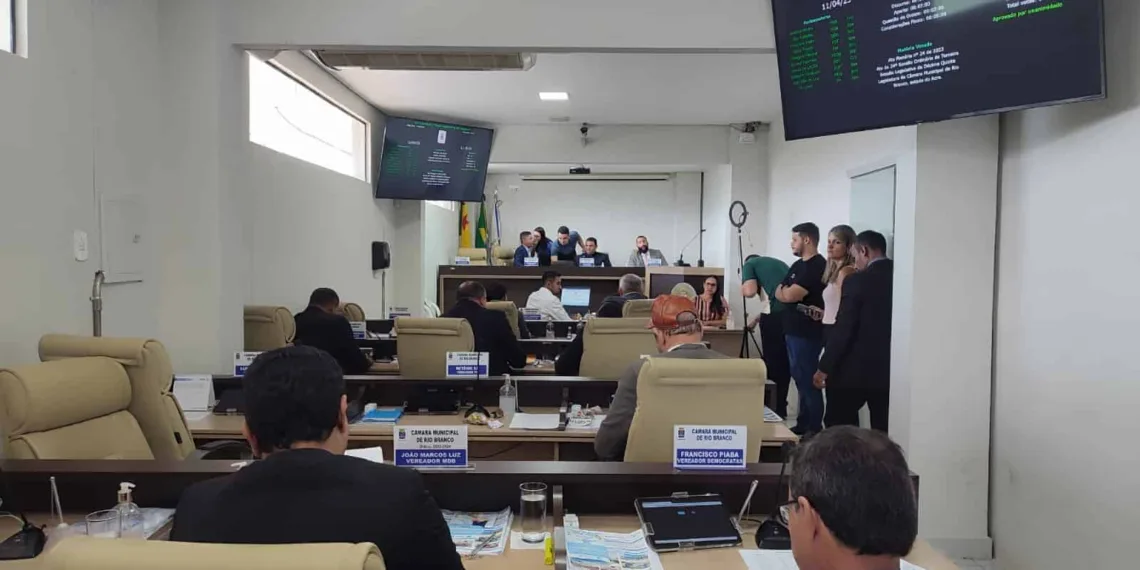 PL que propõe aumentar verba de gabinete e salários de vereadores e prefeito deve tramitar na Câmara de Rio Branco