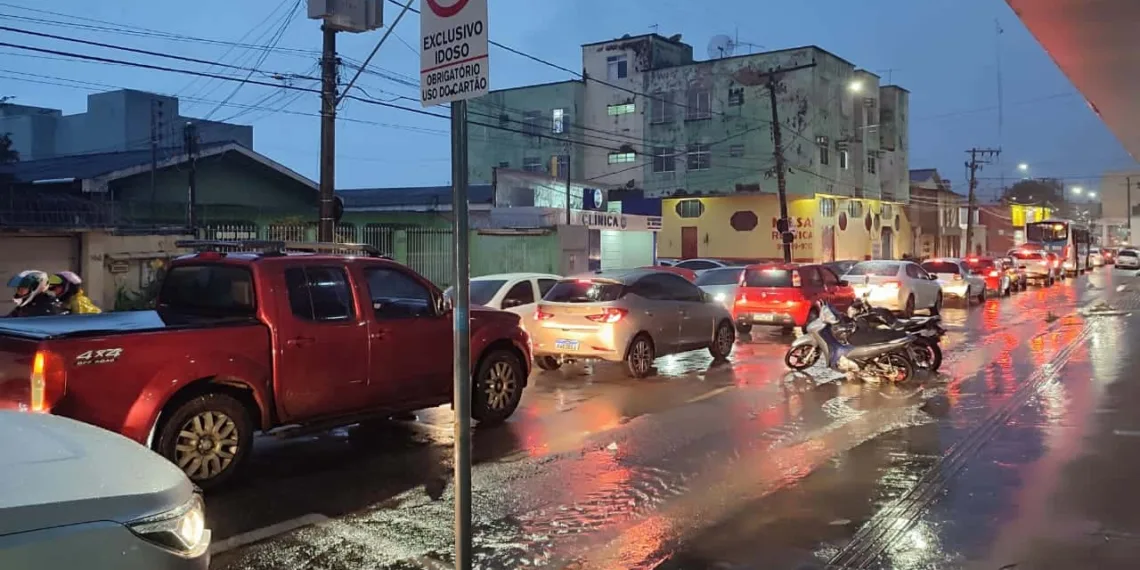 Oito bairros da Capital foram atingidos e 12 ocorrências registradas durante forte chuva dessa terça-feira