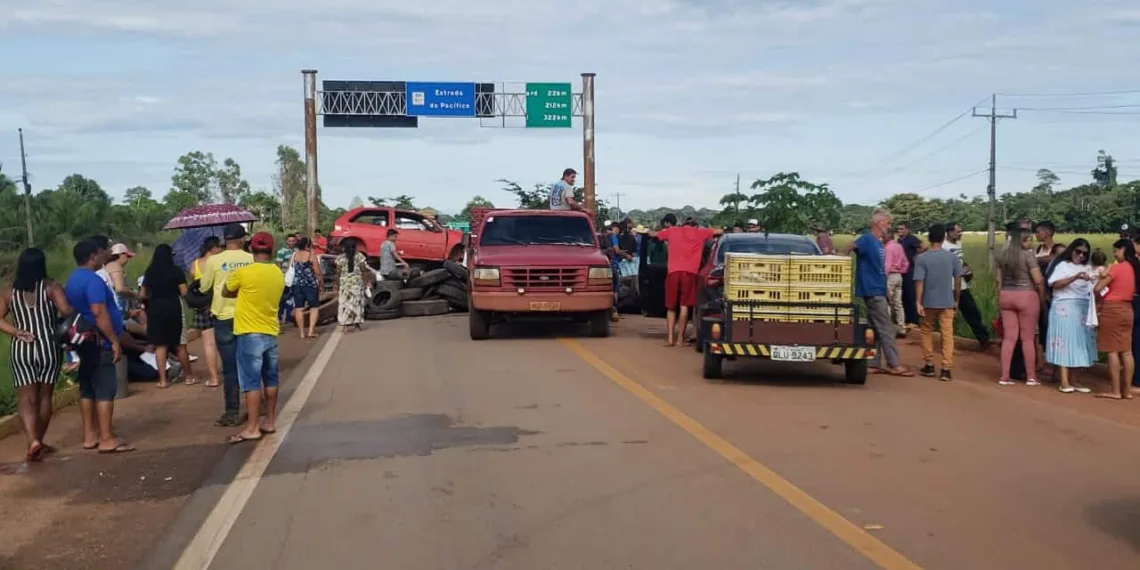 Moradores do Baixa Verde fecham trecho da BR-364 em protesto contra demora na reconstrução do trecho do Quinoá