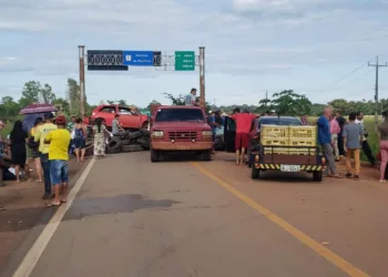 Moradores do Baixa Verde fecham trecho da BR-364 em protesto contra demora na reconstrução do trecho do Quinoá
