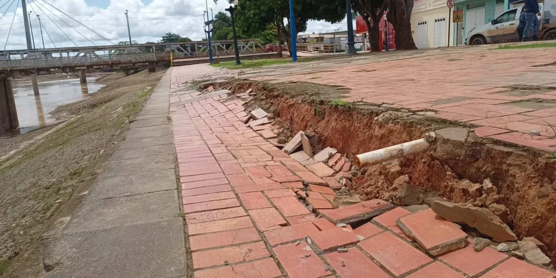 Com vazante do rio, rachadura abre no Calçadão da Gameleira próximo a Ponte Metálica