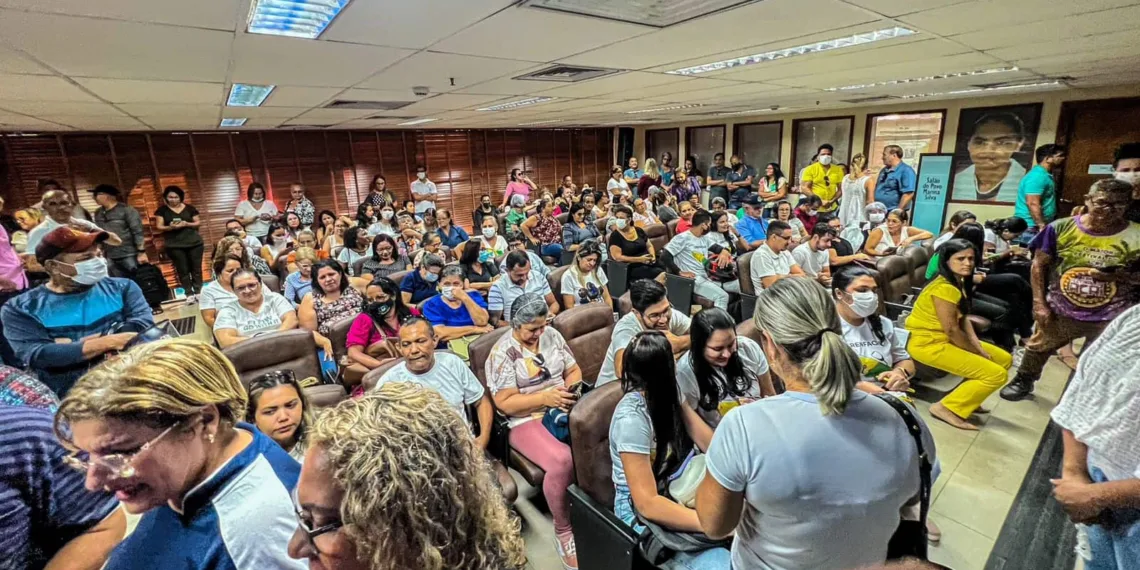 Servidores públicos lotam galeria da Aleac pedindo aumento de salário