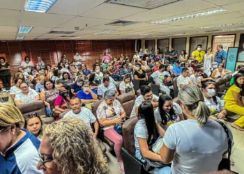 Servidores públicos lotam galeria da Aleac pedindo aumento de salário