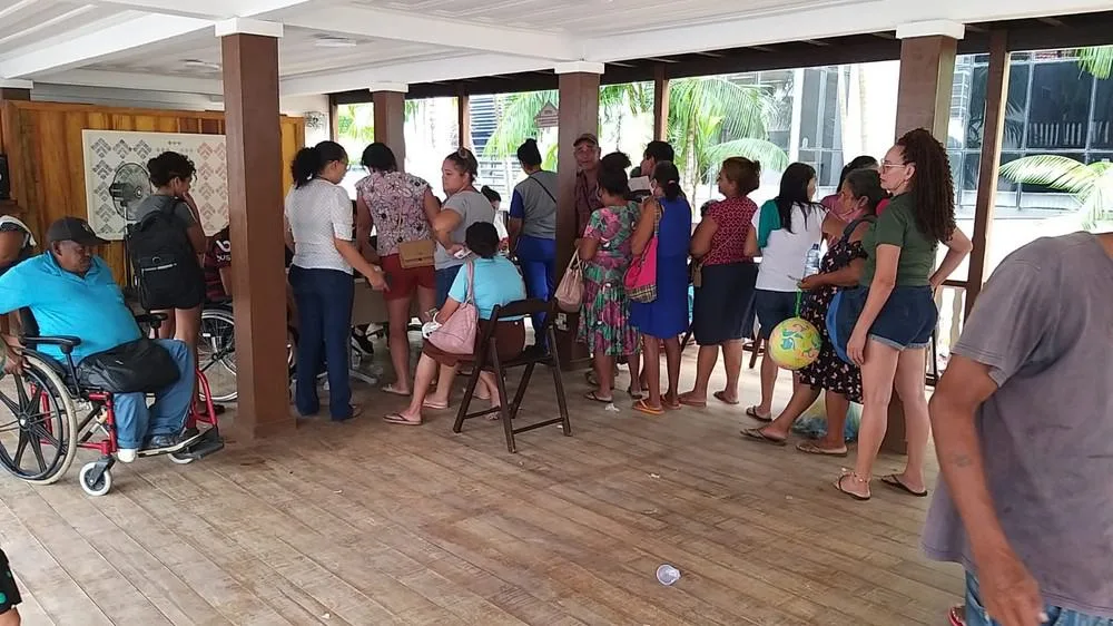 Homem vende senhas falsas durante entrega de sacolões e causa tumulto no Casarão