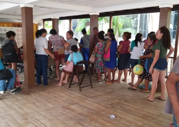 Homem vende senhas falsas durante entrega de sacolões e causa tumulto no Casarão