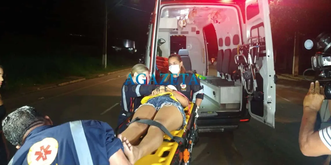 Motorista invade preferencial, colide com moto, deixa feridos e foge na Antônio da Rocha Viana