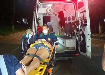 Motorista invade preferencial, colide com moto, deixa feridos e foge na Antônio da Rocha Viana