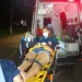 Motorista invade preferencial, colide com moto, deixa feridos e foge na Antônio da Rocha Viana