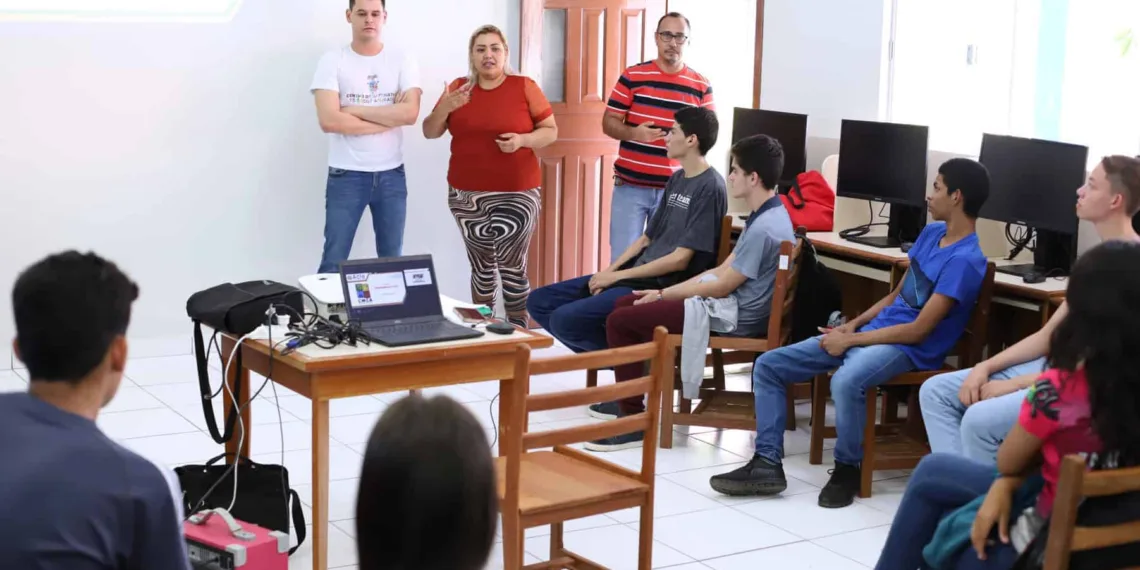 Alunos da Escola Esther Maia na oficina de educação financeira. Foto: Mardilson Gomes