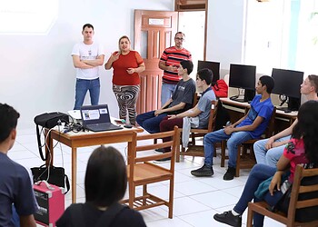 Alunos da Escola Esther Maia na oficina de educação financeira. Foto: Mardilson Gomes
