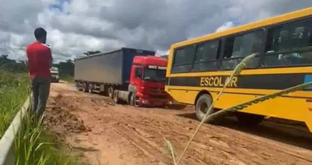 Carreta atola na BR-364 e é puxada por ônibus escolar