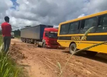 Carreta atola na BR-364 e é puxada por ônibus escolar