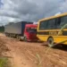 Carreta atola na BR-364 e é puxada por ônibus escolar