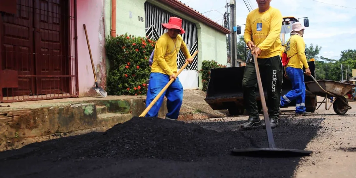 Rua José Magalhães, bairro Conquista, recebendo manutenção pontual (Foto: Renilson Rodrigues/Assecom)