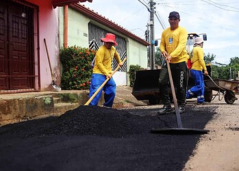 Rua José Magalhães, bairro Conquista, recebendo manutenção pontual (Foto: Renilson Rodrigues/Assecom)