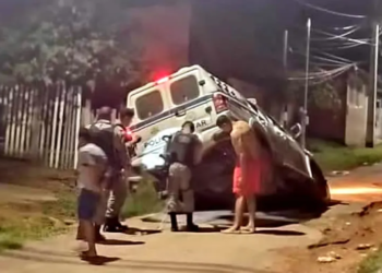 Viatura da PM cai em buraco nas ruas de Rio Branco e cena viraliza com memes