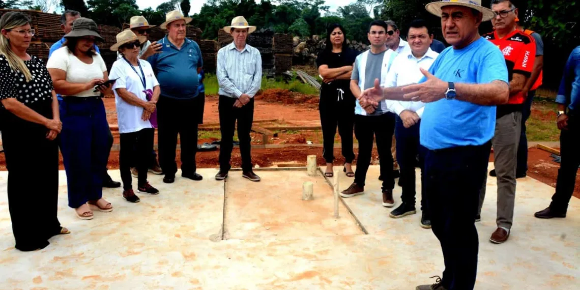 Primeiro protótipo do piso da casa do Projeto 1.001 Dignidades está pronto e foi apresentado a secretários e diretores da gestão neste sábado (Foto: Evandro Derze/Assecom)