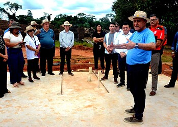 Primeiro protótipo do piso da casa do Projeto 1.001 Dignidades está pronto e foi apresentado a secretários e diretores da gestão neste sábado (Foto: Evandro Derze/Assecom)