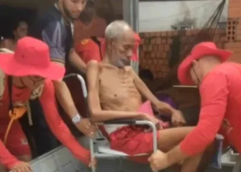 Bombeiros resgatam idoso vítima de derrame que foi atingido pela alagação