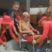 Bombeiros resgatam idoso vítima de derrame que foi atingido pela alagação
