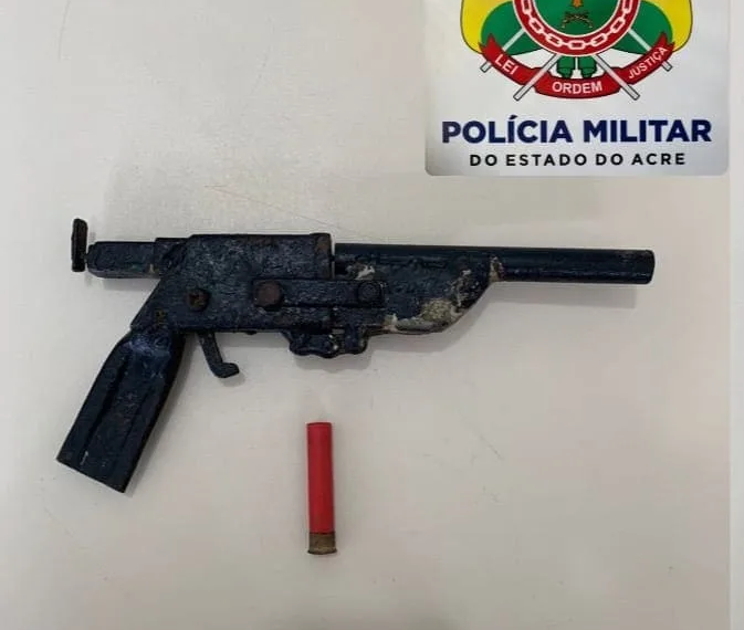 Polícia encaminha dupla para delegacia e apreende arma de fogo em Rio Branco