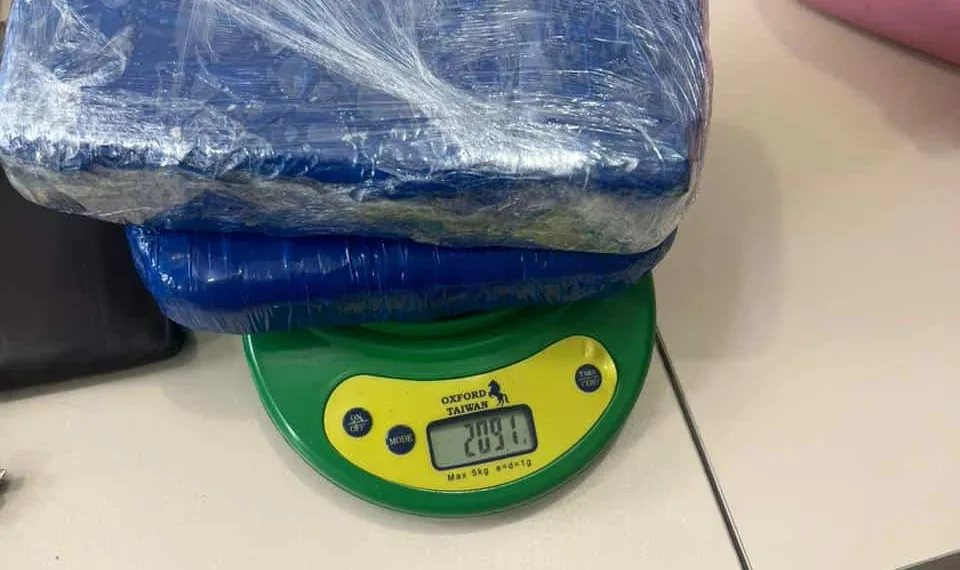 Dupla de traficantes é presa com mais de 2kg de drogas em Rio Branco