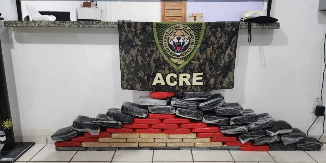 Três estrangeiros e dois brasileiros são presos com 60kg de droga no interior do Acre
