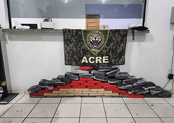 Três estrangeiros e dois brasileiros são presos com 60kg de droga no interior do Acre