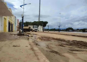 Rio Acre vaza quase um metro e deixa rastros da alagação no Calçadão da Gameleira