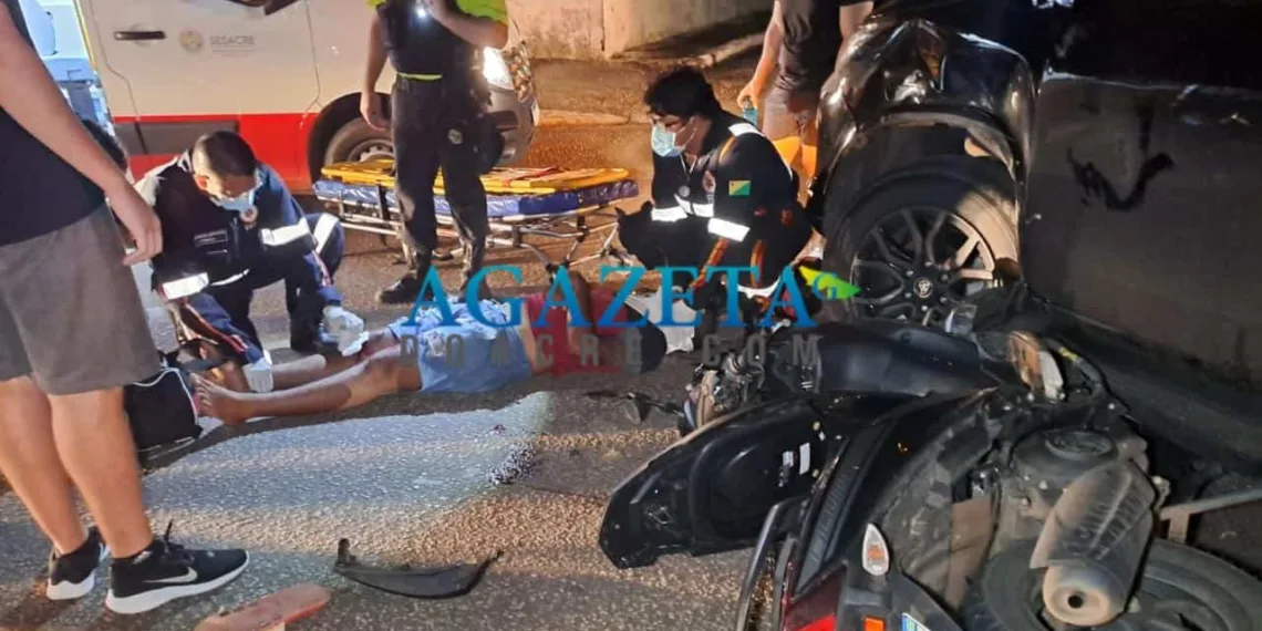 Jovem de 20 anos fica gravemente ferido após colisão entre moto e caminhonete