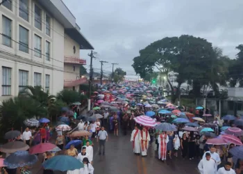 Fiéis enfrentam a chuva e saem às ruas em procissão na Sexta-feira da Paixão