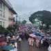 Fiéis enfrentam a chuva e saem às ruas em procissão na Sexta-feira da Paixão