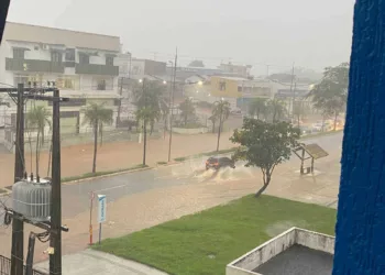 Apagão e forte chuva geram transtornos; ruas de Rio Branco ficam inundadas