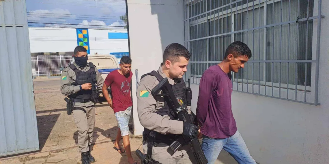 Após denúncia anônima, dupla é presa com moto roubada na Avenida Antônio da Rocha Viana