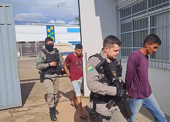 Após denúncia anônima, dupla é presa com moto roubada na Avenida Antônio da Rocha Viana
