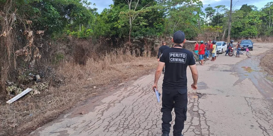 Equipes de Peritos do Departamento de Polícia Técnica Científica e Corpo de Bombeiros Militar estiveram no local, mas o veículo não foi retirado da água porque estava escurecendo nesta quinta-feira, 13, as equipes retornarão para tentar retirar o carro de dentro do igarapé. 
