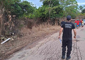 Equipes de Peritos do Departamento de Polícia Técnica Científica e Corpo de Bombeiros Militar estiveram no local, mas o veículo não foi retirado da água porque estava escurecendo nesta quinta-feira, 13, as equipes retornarão para tentar retirar o carro de dentro do igarapé. 