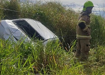 Mulher perde controle de carro, colide contra poste e deixa vilas do Incra e do 'V' sem energia