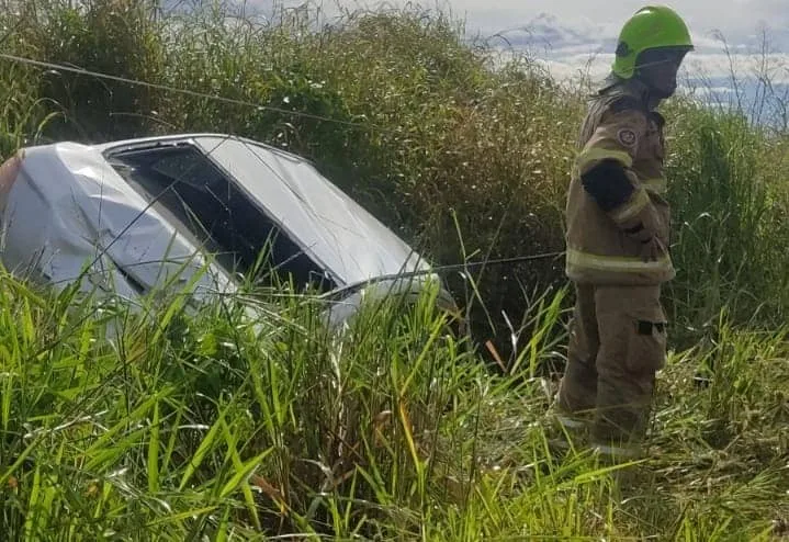Mulher perde controle de carro, colide contra poste e deixa vilas do Incra e do 'V' sem energia
