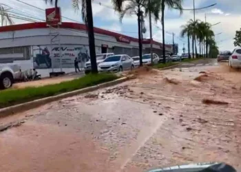 Parte da Avenida Ceará é inundada após possível rompimento de adutora