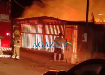 Disputa de território: criminosos incendeiam casa da avó de um líder de facção
